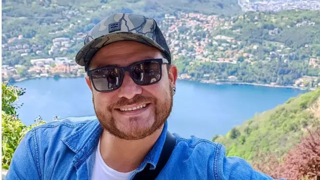 Paul Flores, de boné e óculos escuros