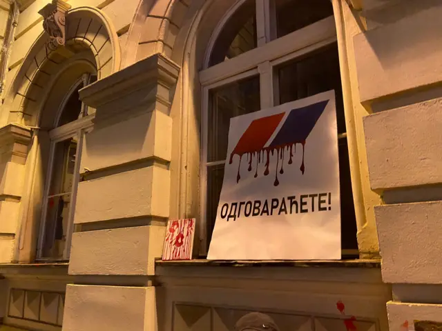 Na jedan od prozora Gradske kuće postavljen je transparent sa natpisom „Odgovaraćete"