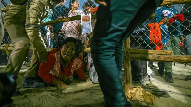 रोती महिला