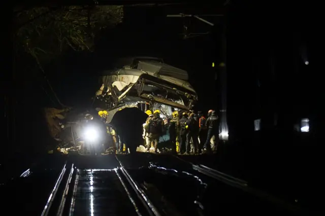 Los servicios de emergencia anunciaron que habían evacuado a todos los pasajeros del tren.