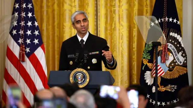 Вивек Мёрти выступает за трибуной. На нём мундир