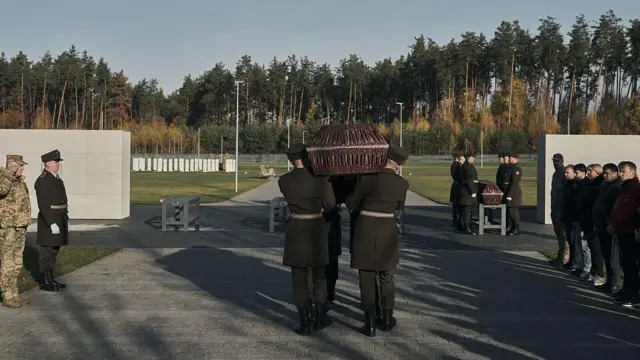 Церемонія поховання. Військові несуть труну