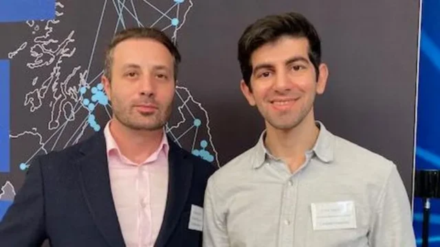 عکسی مشترک از مولوت اوزون (چپ) و امره سالدیرا که روی یک هوش مصنوعی جنگ‌های هوایی کار می‌کنند