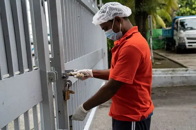 Wani ma'aikaci na kulle ƙofa