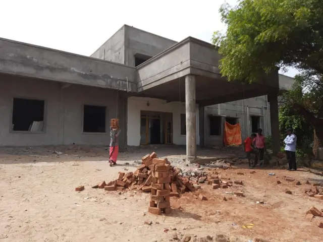 చెట్టు కింద ఆసుపత్రి 