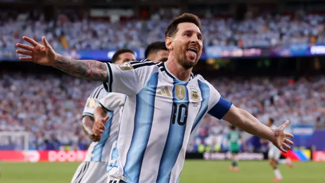 Lionel Messi (n.º 10), de Argentina, celebra tras marcar el primer gol de su equipo durante el partido del Grupo J de la Copa Mundial de la FIFA 2026 entre Argentina y Argelia,