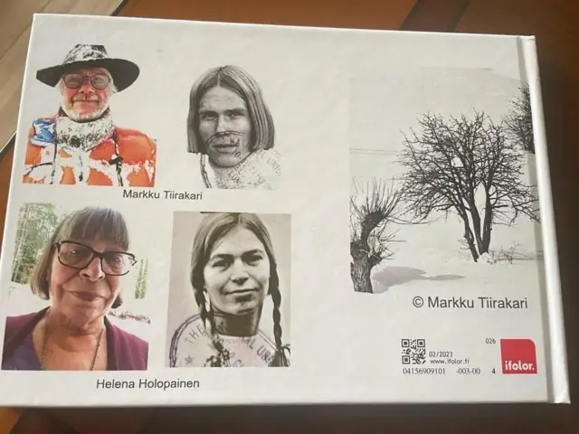 Fotoğraf albümü kapağının üzerinde Markku Tiirakari ve Helena Holopainen'in eski ve yeni fotoğrafları ile Pülümür'e ait bir fotoğraf görülüyor. 