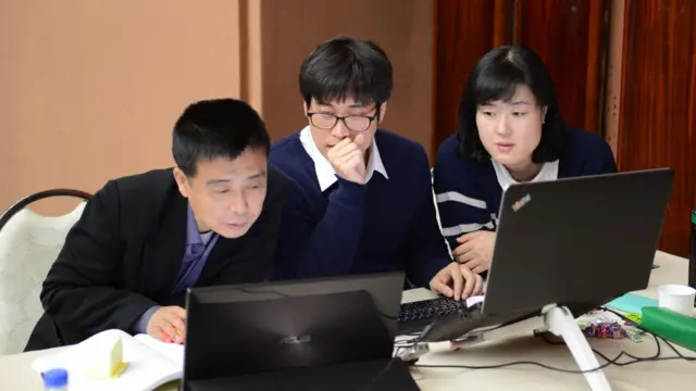 겨레말큰사전 남북 공동 회의에 진지하게 임하고 있는 남북 언어학자들