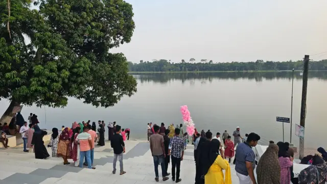 প্রতিদিন অনেক দর্শনার্থী এই দিঘিতে কুমির দেখতে আসেন