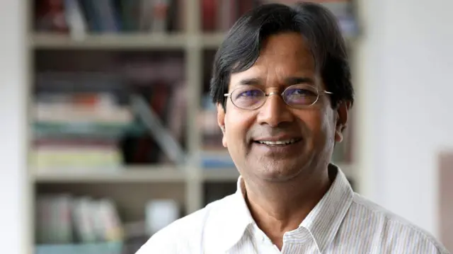 তথ্যের গড়মিলগুলো হয় এবং তথ্যের অস্পষ্টতা থাকে তখন গুজবগুলো ছড়ায়।