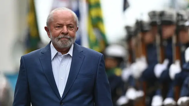 Lula caminhandoblack jack offlineevento, com expressão aparentando leve preocupação