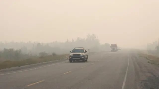 Un vehículo en medio del humo. 