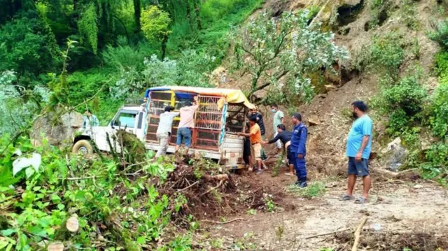 पहिरोका कारण सडक अवरुद्ध