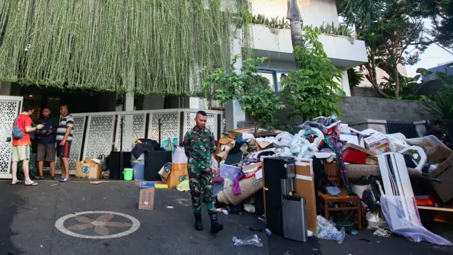Personel TNI berjaga di rumah Menteri Keuangan Sri Mulyani yang berantakan usai didatangi massa tidak dikenal di Bintaro, Tangerang Selatan, Banten, Minggu (31/8).