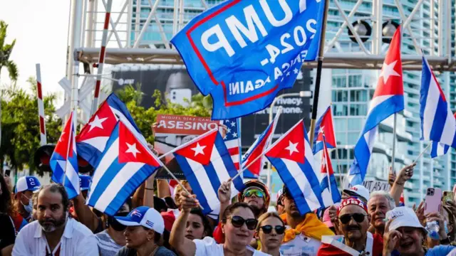 Cubano-americanos fazem manifestação a favor de Trump com bandeiras e cartazes