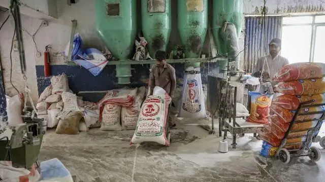 બીબીસી ગુજરાતી પાકિસ્તાન અનાજ પૂર ઘઉં ચોખા પંજાબ બલુચિસ્તાન લોટ મોંઘવારી 