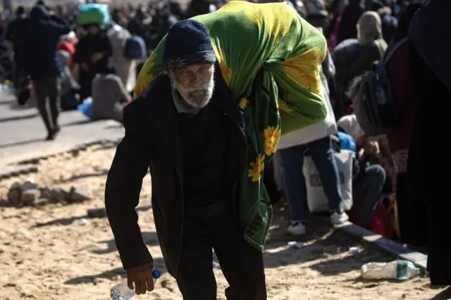 نازح فلسطيني ينتقل من خان يونس باتجاه رفح في جنوب غزة،  26 يناير/ كانون الثاني 2024