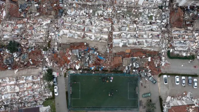 Imagens feitas por um drone sobre Hatay mostram vários prédiospix bet do brasilapartamentos desabados.