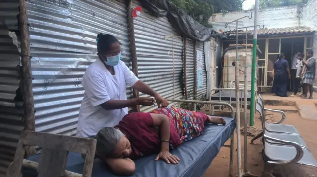 చెట్టు కింది ఆసుపత్రి 