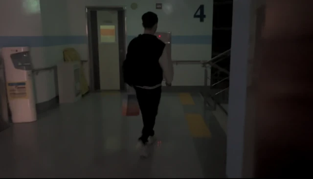 야간자율학습을 끝내고 귀가하는 동현군. 학교 내에서는 동선을 모두 익혀서 케인(흰지팡이)을 쓰지 않는다