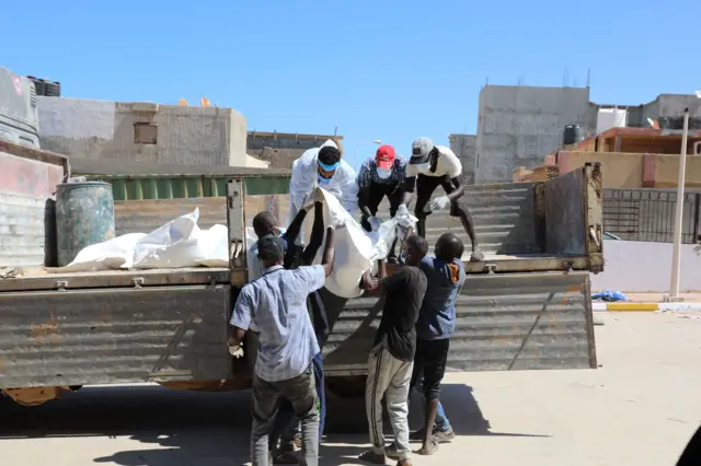 تُنقل أغلب الجثث على عربات المتطوعين 