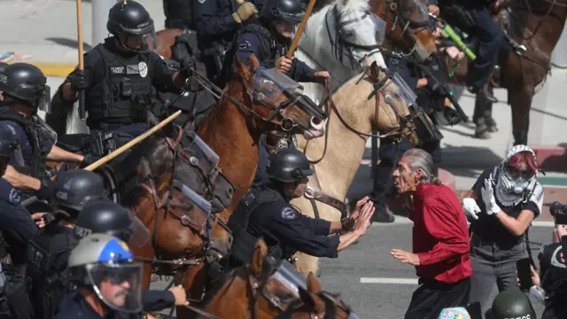 Policija na konjima u demonstranti