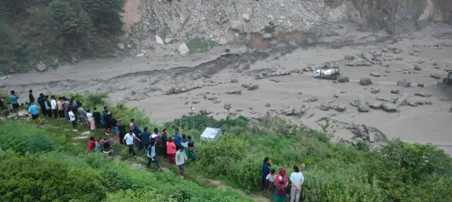 रसुवामा आएको बाढी र अग्लो स्थानमा बसेका मानिसहरू 