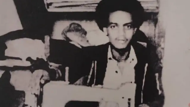 አቶ ሰዒድ መሐመድ ብርሀን ሥራቸውን ከጀመሩባት የስፌት መኪና ጋር 