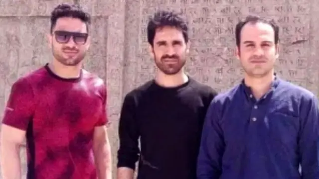 Vahid Afkari (au centre) avec ses frères Navid (à gauche) et Habib (à droite)