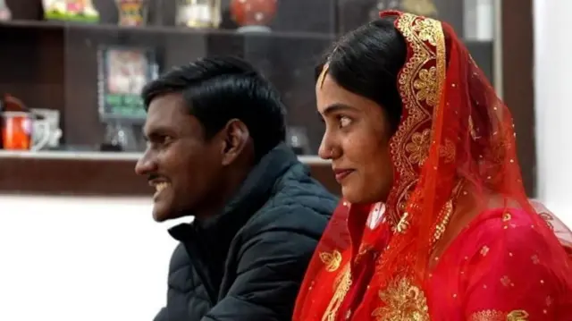 સોશિયલ મીડિયા ઉપર વાઇરલ કપલ, વાઇરલ લગ્નની ક્લિપ, કાળો વર અને ગોરી દુલ્હનની ચર્ચા, રંગભેદની વાતો, ઋષભ રાજપૂત તથા સોનાલી ચૌકસેના લગ્ન, ઑનલાઇન તથા સોશિયલ મીડિયા વાઇરલ વીડિયો, બીબીસી ગુજરાતી