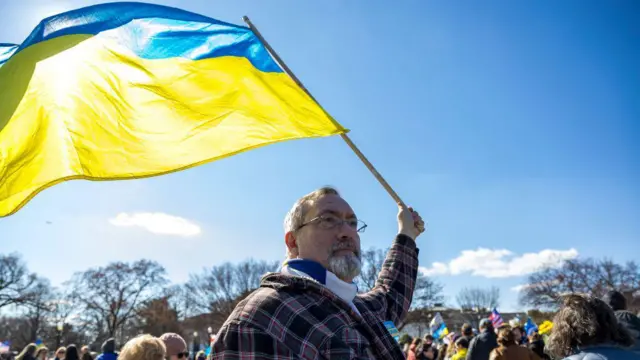 Участники акции протеста “Не бросайте Украину” в Вашингтоне