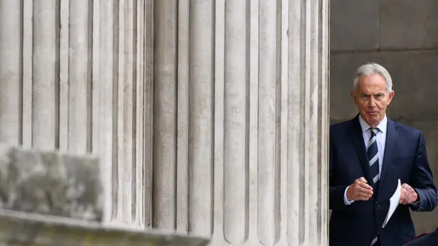 غادر رئيس الوزراء السابق توني بلير بعد مراسم تأبين في كاتدرائية القديس بولس، الإيمان، إد، في 7 يوليو/تموز 2025