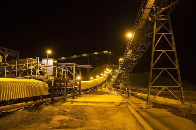 Une image prise la nui de l'usine de production du complexe minier de Loulo-Gounkoto, exploitée par Randgold Resources Ltd. à Loulo, au Mali.