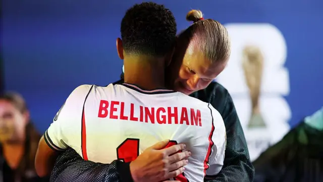 Bellingham sendo abraçado pelo jogador norueguês Erling Haaland