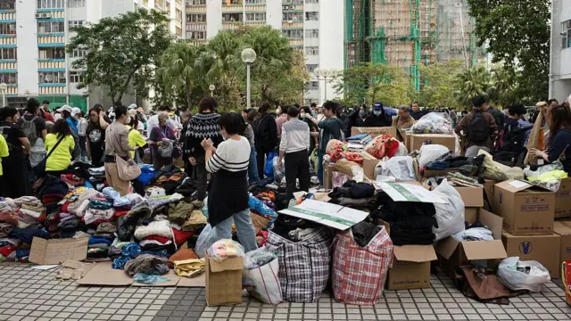 邻近宏福苑的广福邨平台在大火后成为民间物资站集中地。