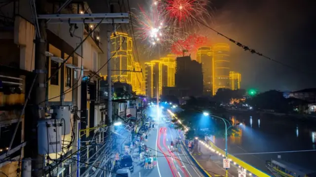Filipinler'in Metro Manila bölgesindeki Makati şehrinde havai fişekler, gökdelenlerin ışıklarının ihtişamına eşdeğer bir gösteri sunuyor.