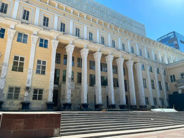 Алишер Навоий номидаги Давлат адабиёт музейининг Тошкент марказида жойлашган тарихий биноси. Музей раҳбариятига кўра, муассаса Янги Тошкентда қурилаётган янги бинога кўчади ва ҳозирги бинога қайтмайди.
