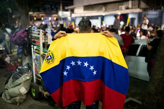 شهروندان ونزوئلایی ساکن شهر مدئین کلمبیا، در پی حمله آمریکا، دستگیری نیکلاس مادورو و همسرش را جشن گرفتند