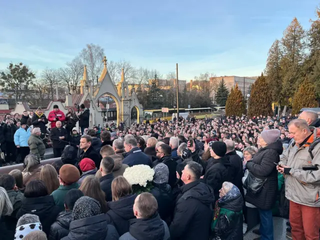 Сотні людей на площі біля головного входу на Личаківський цвинтар