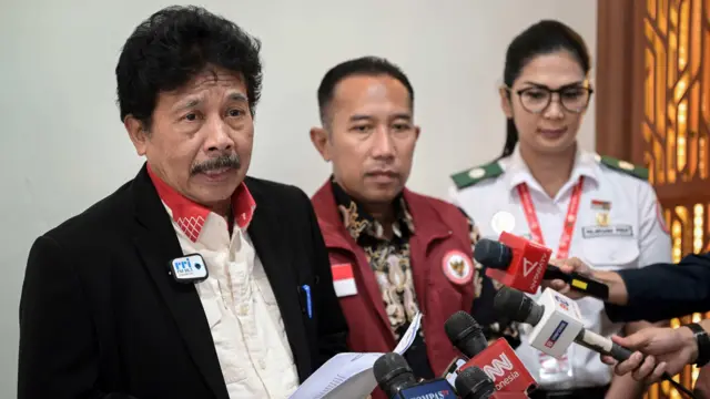 Kepala Badan Pembinaan Ideologi Pancasila (BPIP) Yudian Wahyudi (kiri) menyampaikan keterangan saat konferensi pers terkait jilbab Paskibraka di kawasan Ibu Kota Nusantara (IKN), Penajam Paser Utara, Kalimantan Timur, Rabu (14/8/2024). BPIP menegaskan tidak memaksa Pasukan Pengibar Bendera Pusaka (Paskibraka) putri untuk melepas jilbab saat bertugas sebagai Paskibraka dalam acara pengukuhan dan pengibaran bendera 17 Agustus 2024.