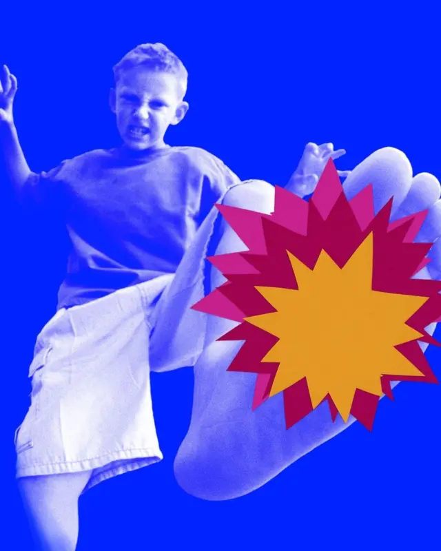 kızgınlıkla tekme atan bir erkek çocuğu 