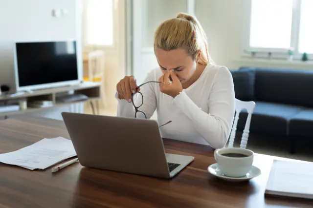 üzgün kurumsal işçi