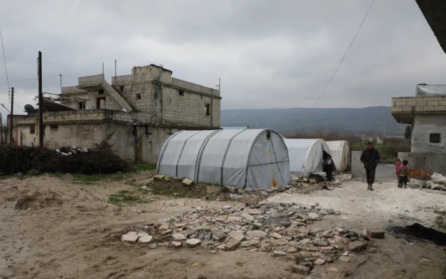 مئات العائلات تنصب خياما إلى جانب منازلها المتصدعة في قرية الحمزية شمالي غرب إدلب
