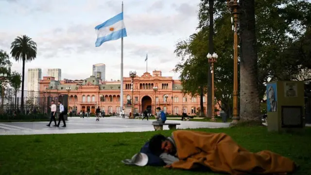 Um homem dormindo na Plazadansk casino onlineMayo,dansk casino onlinefrente à Casa Rosada.