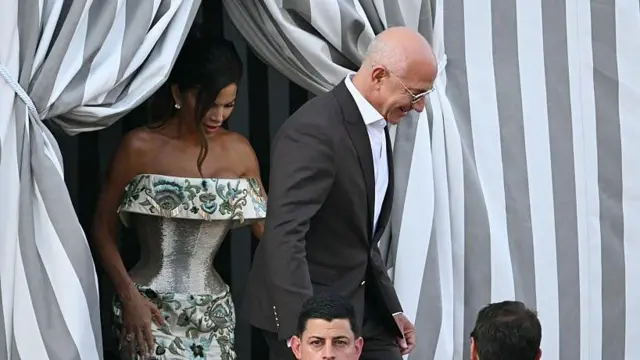 Sánchez con Bezos este jueves en Venecia.
