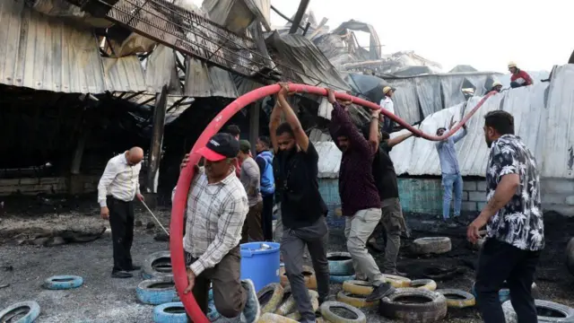 ਅੱਗ ਬੁਝਾਉਣ ਵਿੱਚ ਲੱਗੇ ਲੋਕ