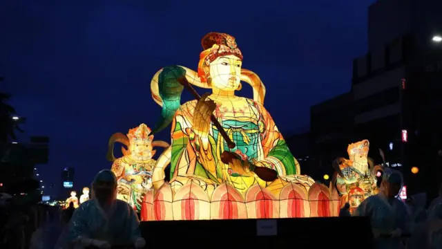 هرچند تاریخ دقیق تولد بودا مشخص نیست اما تولد رسمی او در ماه مه جشن گرفته می‌شود