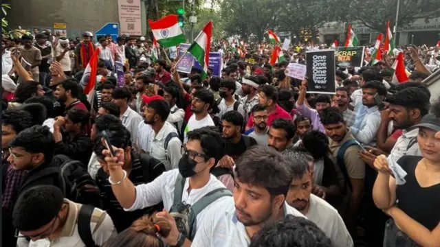 संसद परिसरात तणावाचं वातावरण आहे. तत्पूर्वी, कालच (19 जुलै) दिल्ली पोलिसांनी निवेदन जारी करत इशारा दिला आहे. निवेदनात म्हटले, "आम्ही स्पष्टपणे कळवू इच्छितो की, 20 जुलैला कॉक्रोच जनता पार्टीकडून संसदेवर काढण्यात येणाऱ्या कोणत्याही निषेध मोर्चासाठी कोणतीही परवानगी मागितली गेलेली नाही किंवा देण्यात आलेली नाही."
