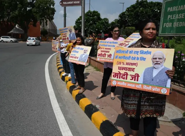 महिला आरक्षण के लिए पीएम नरेंद्र मोदी का आभार जताती महिलाएं.