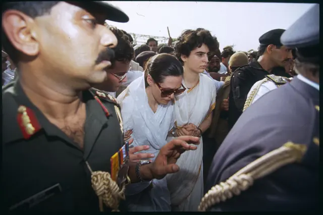 রাজীব গান্ধীর অন্তিম যাত্রায় স্ত্রী সনিয়া ও কন্যা প্রিয়াঙ্কা